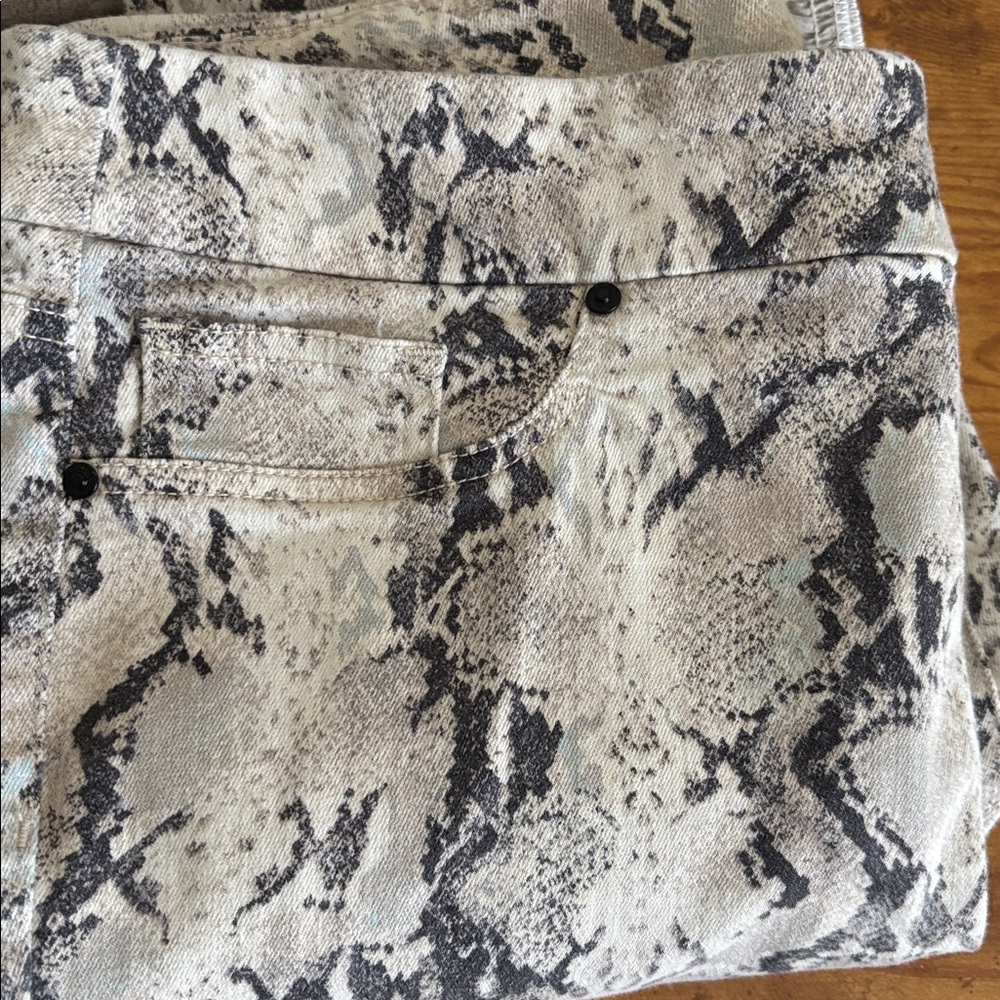Chicos jegging jeans snake skin print pull on Size 10 Chicos size 1.5 - Picture 8 of 8